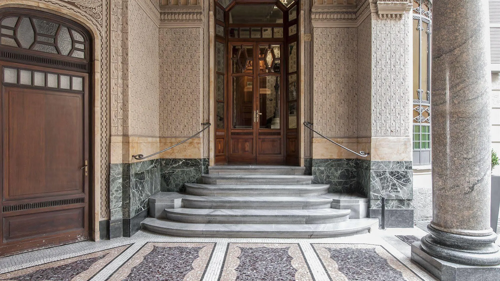 Milan Royal Suites 0*,